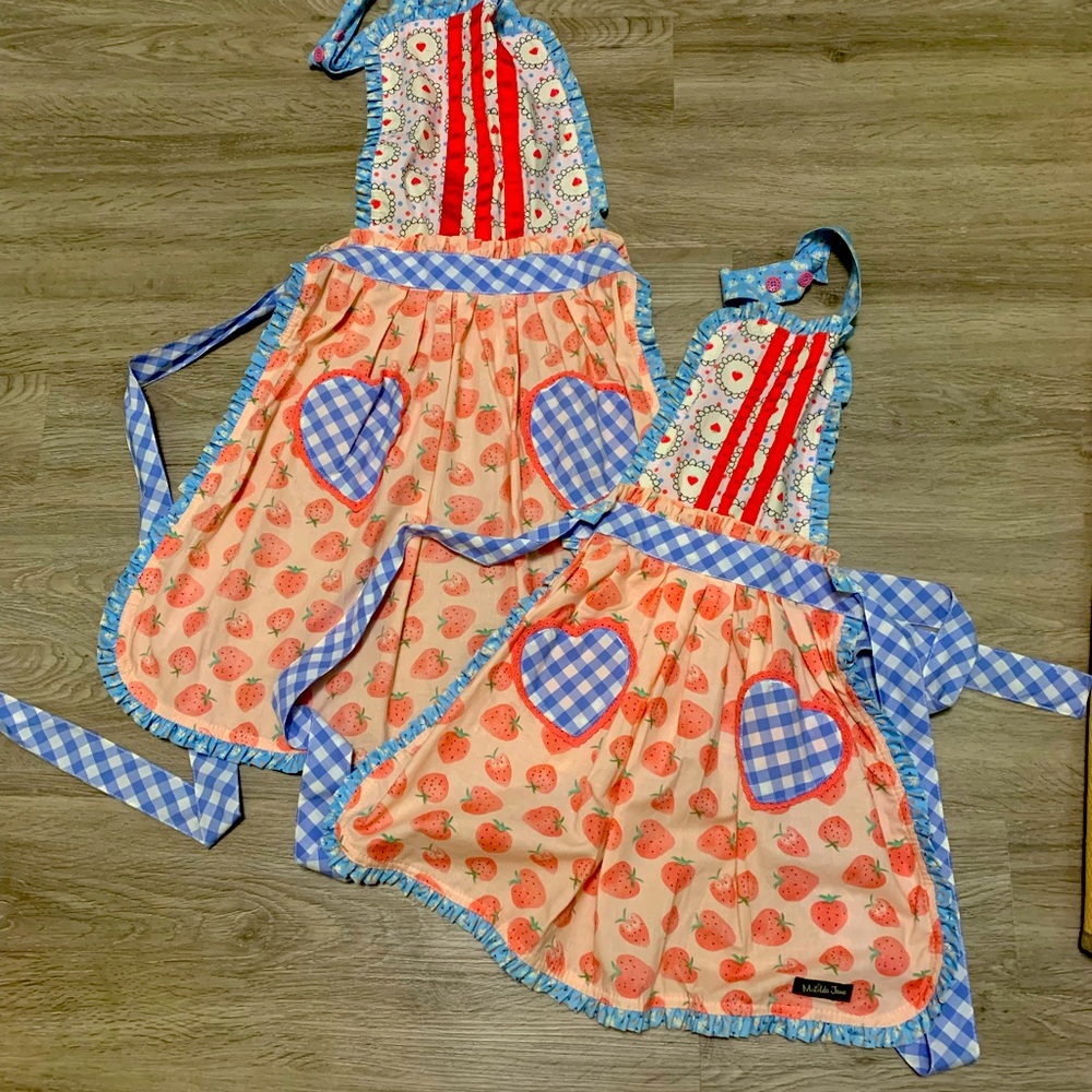 Matilda Jane mommy and daughter matching aprons.